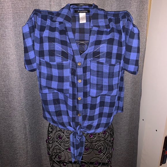 Super cute plaid tied cropped blouse - Picture 2 of 5